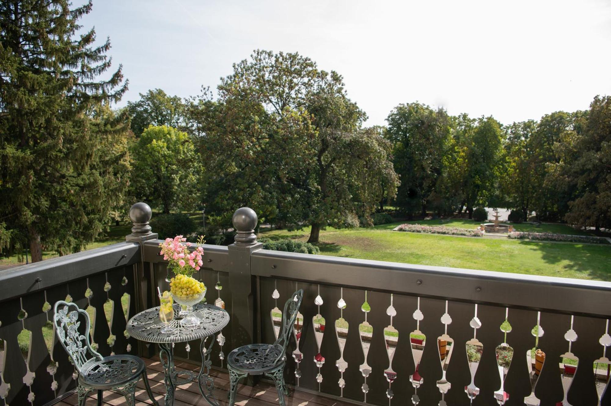 Castle Hotel Grof Degenfeld Superior Tarcal Exterior photo