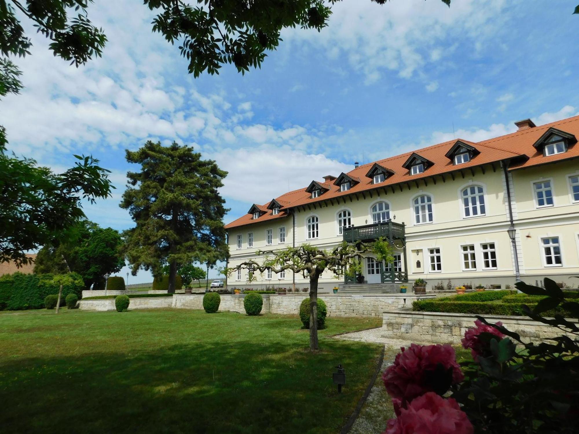 Castle Hotel Grof Degenfeld Superior Tarcal Exterior photo